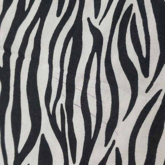 B scrubs black and white zebra print scrub top women's size medium - Picture 9 of 10